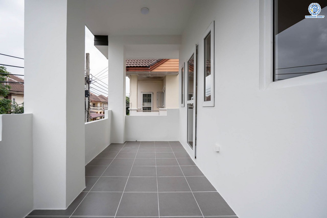 บ้านมือสองตกแต่งใหม่ โครงการ ลภาวัน15 ราชพฤกษ์ เนื้อที่ 50.5 ตร.ว. ฟังก์ชันครบ 3 ห้องนอน 3 ห้องน้ำ 2 ที่จอดรถ บ้านสวยสภาพดี พร้อมเข้าอยู่ บนทำเลศักยภาพติดถนนราชพฤกษ์ เชื่อมสู่แจ้งวัฒนะได้อย่างรวดเร็ว ใกล้รถไฟฟ้าสายสีม่วง "สถานีบางรักใหญ่"